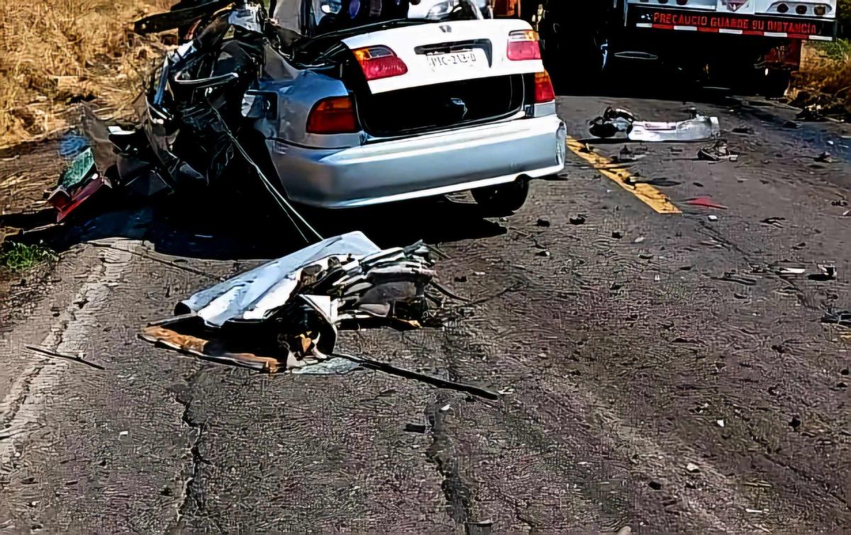 Pareja muere tras brutal accidente entre auto pipa, en Buenavista