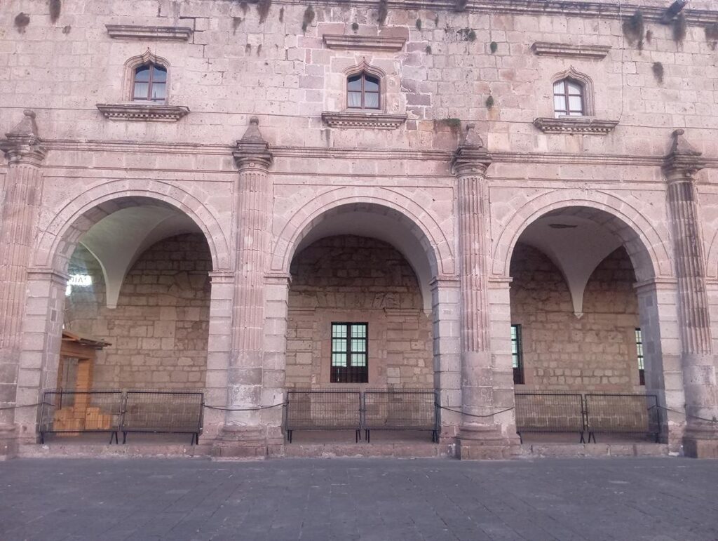 portal de Casa de las Artesanías de Michoacán 1