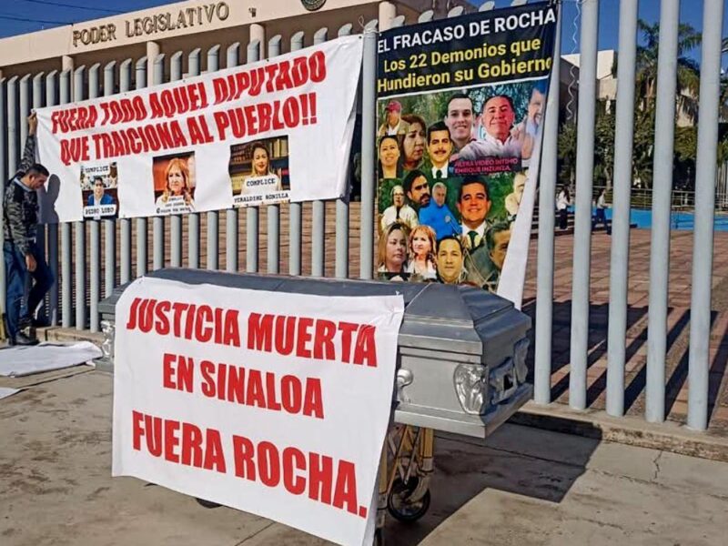 protesta en Congreso de Sinaloa; exigen destitución del gobernador