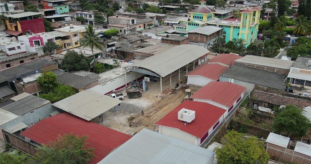 reconstrucción de escuela afectada por sismo en Aquila