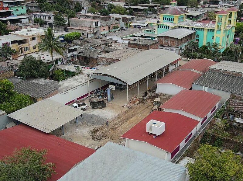 reconstrucción de escuela afectada por sismo en Aquila