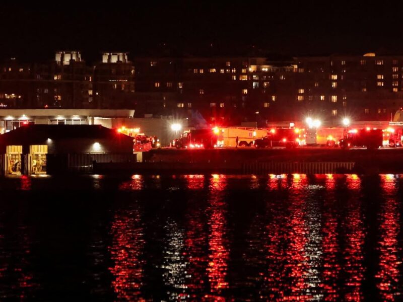 recuperados cuerpos de 27 pasajeros del avión de American Airlines y 1 del helicóptero