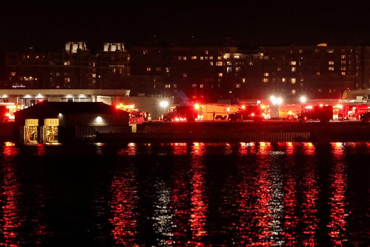 recuperados cuerpos de 27 pasajeros del avión de American Airlines y 1 del helicóptero