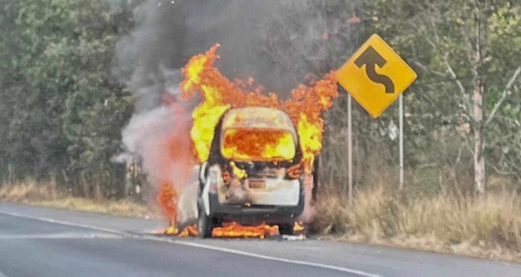 Reportan 2 incendios vehiculares en Copándaro, Michoacán