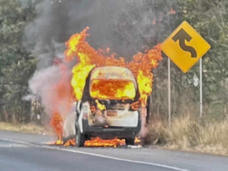 Reportan 2 incendios vehiculares en Copándaro, Michoacán