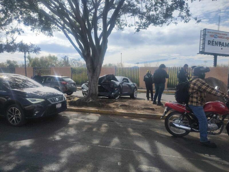 reportan accidente en la Av. Francisco J. Múgica de Morelia donde auto choca contra árbol