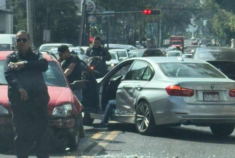 Reportan choque de 2 vehículos en Calzada Ventura Puente de Morelia