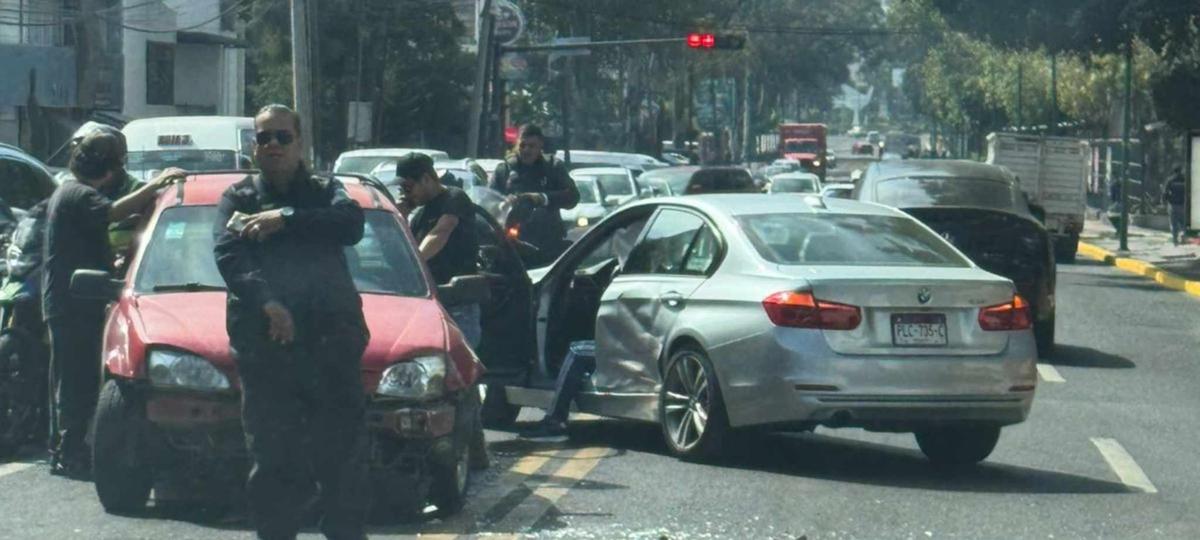 Reportan choque de 2 vehículos en Calzada Ventura Puente de Morelia