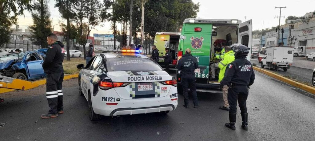 reportan choque y volcadura entre 2 autos en el libramiento norte de Morelia