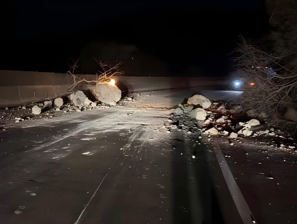 Reportan daños en autopista Colima-Manzanillo tras sismo en Coalcomán