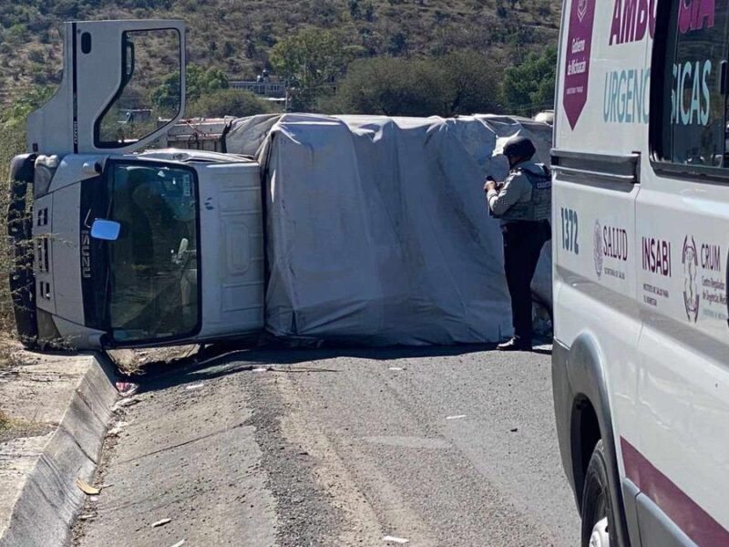 Reportan volcadura de camión de carga sobre la Morelia-Salamanca