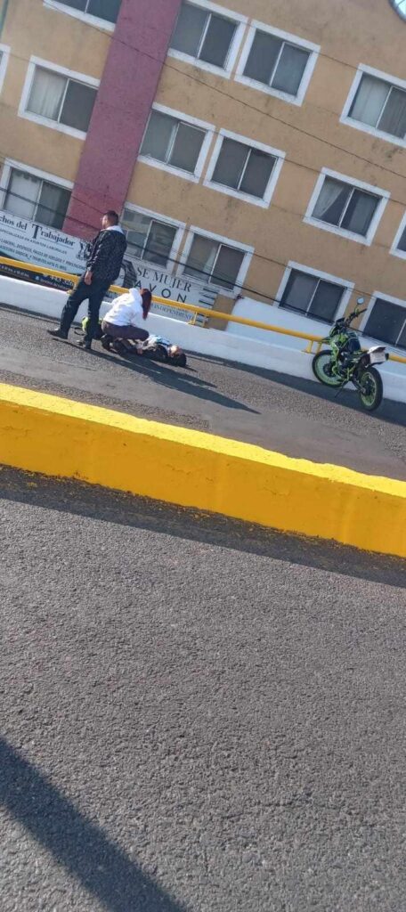 Se accidenta motociclista en puente de la Av. Madero Poniente