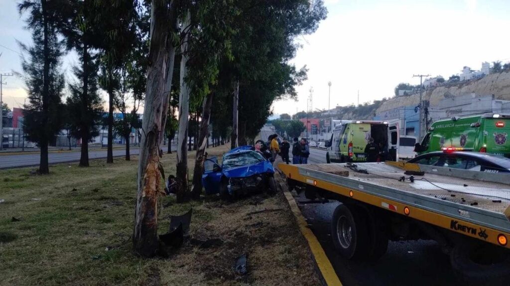 Se registra choque volcadura entre 2 autos en el libramiento norte de Morelia