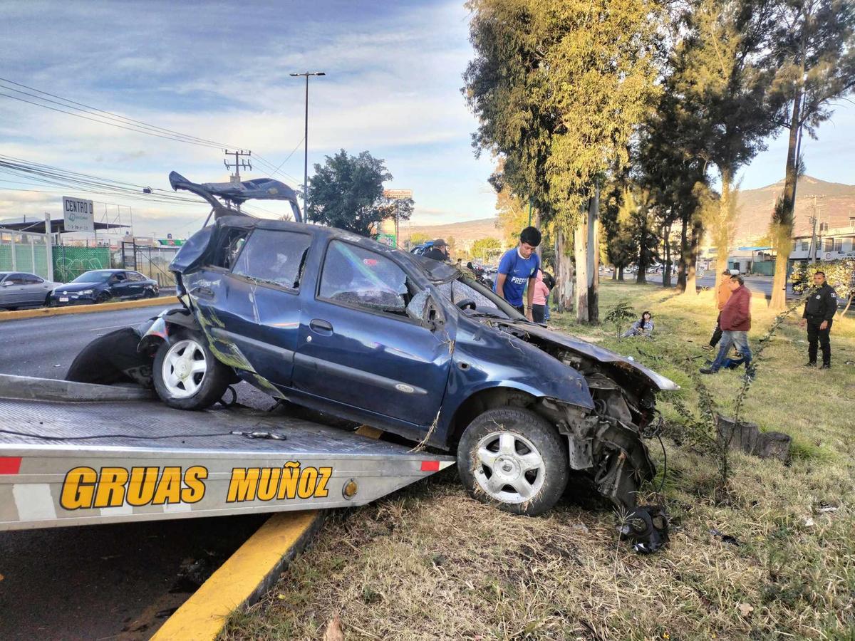 Se registra choque volcadura entre 2 autos en el libramiento norte de Morelia; hay 4 heridos