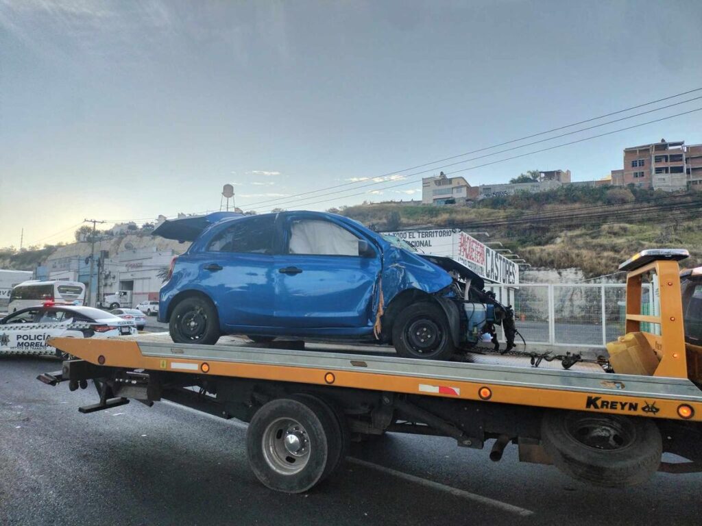 Se registra choque volcadura entre 2 autos en morelia hay 4 heridos