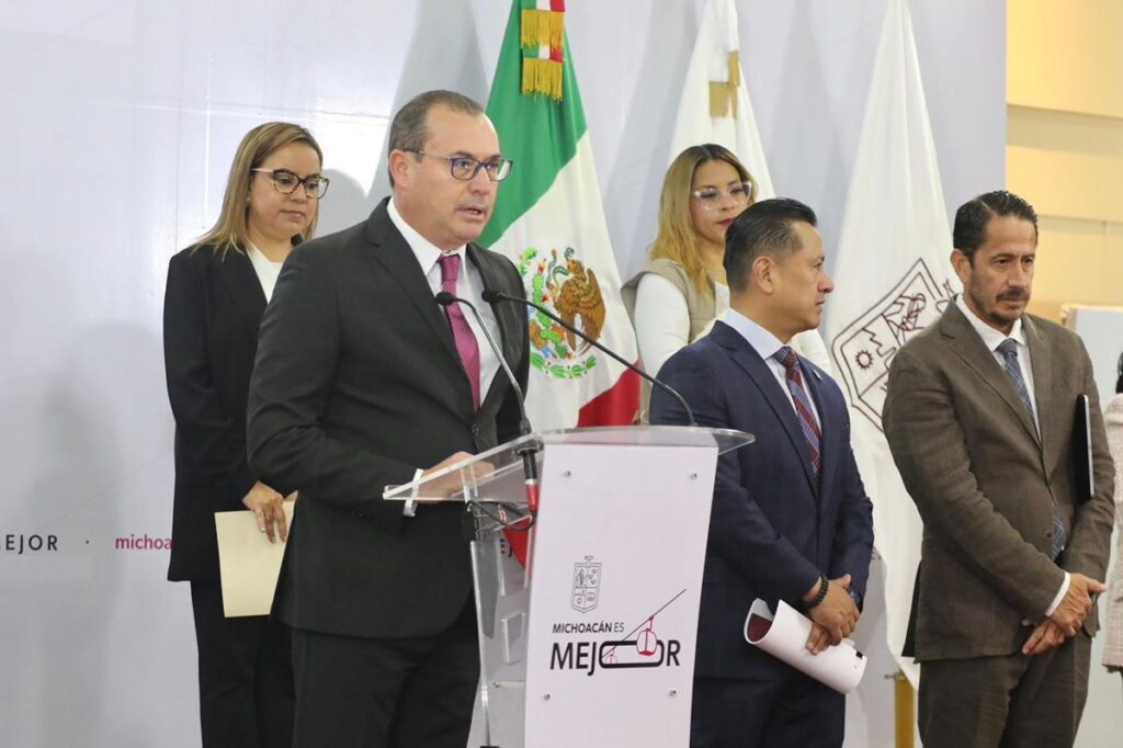 se trabaja en la colocación de trabes metálicas que conformarán los cuatro carriles elevados