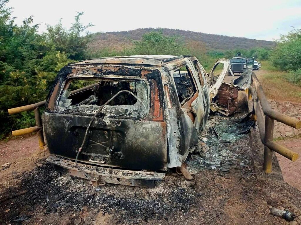 Suburban blindada estallada con explosivo en Apatzingán-1