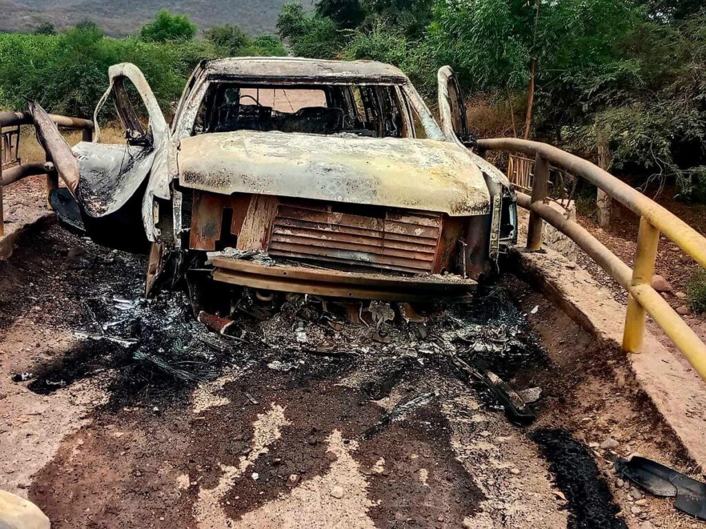 Suburban blindada estallada con explosivo en Apatzingán