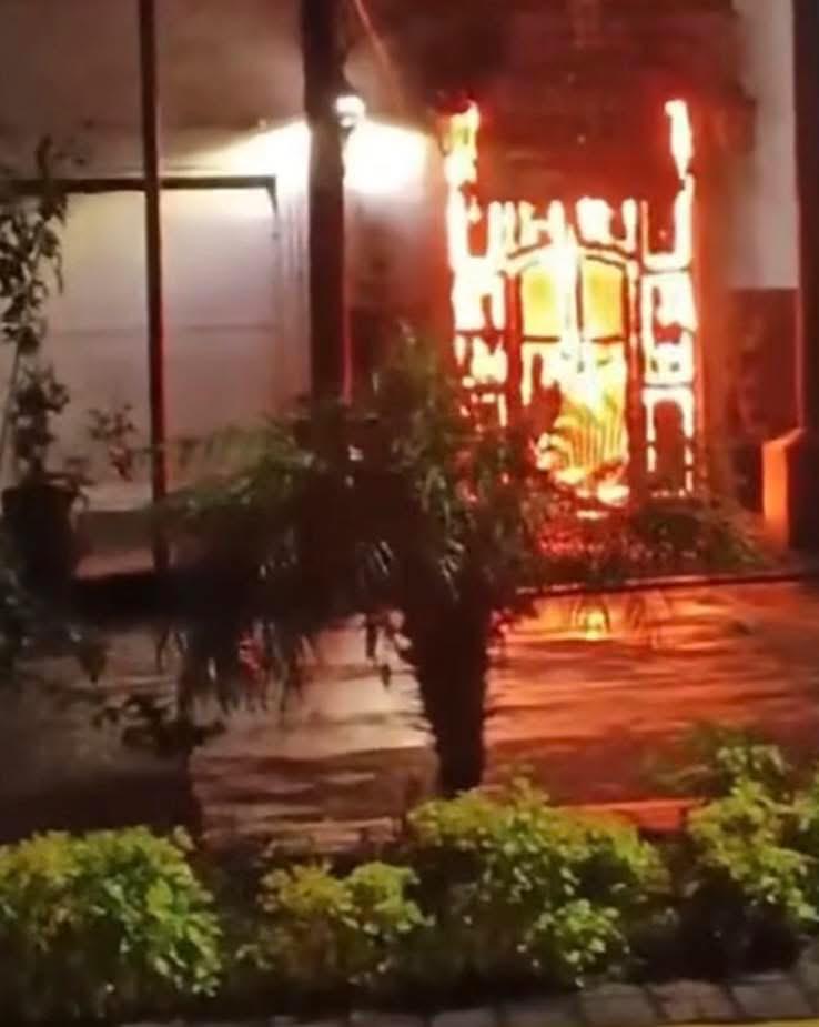 Sujetos armados provocan incendio con antorchas y gasolina en bar “katara”1