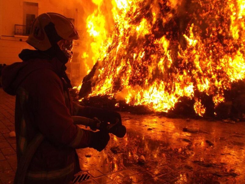 Suman 76 muertos por incendio en un hotel en Turquía