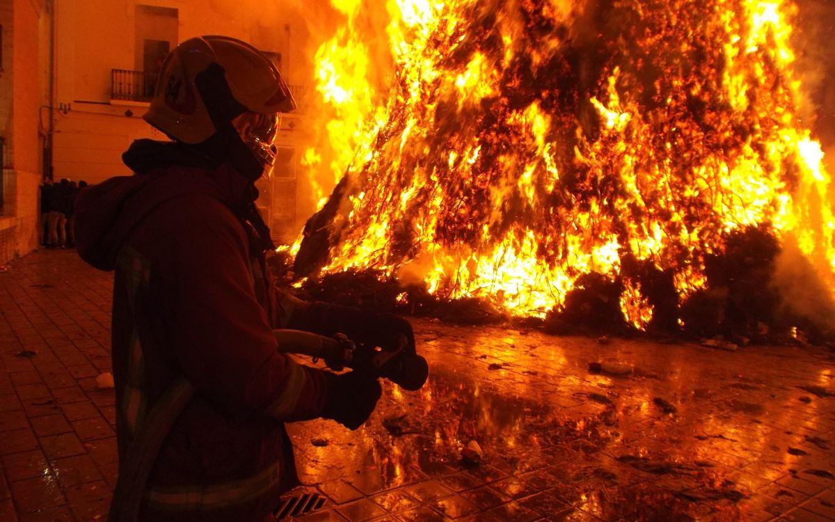 Suman 76 muertos por incendio en un hotel en Turquía