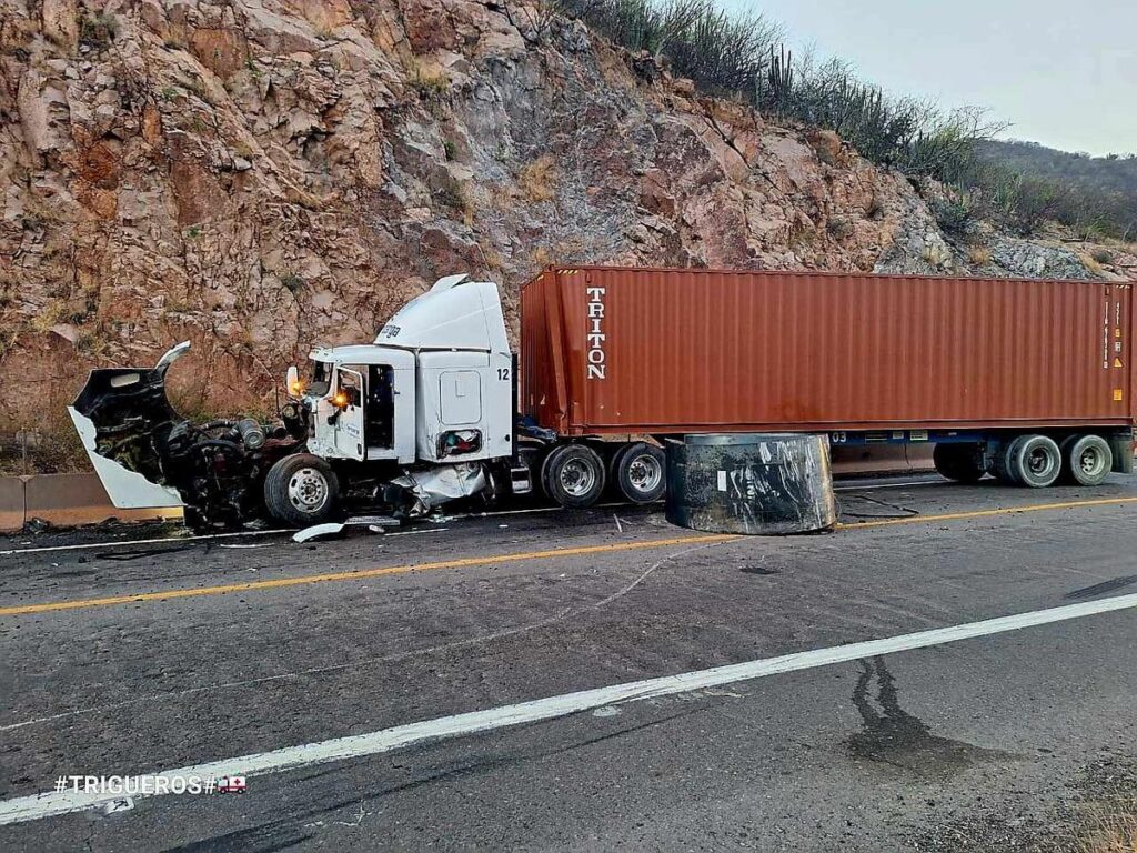 Trailer choca contra rollo de metal en la autopista Siglo XXI