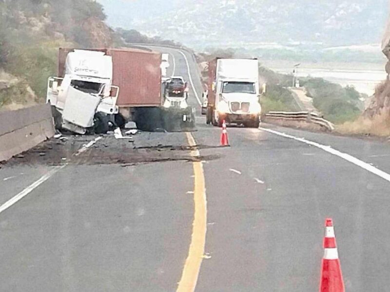 Trailer choca contra rollo de metal en la Siglo XXI