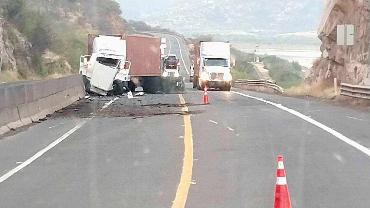 Trailer choca contra rollo de metal en la Siglo XXI