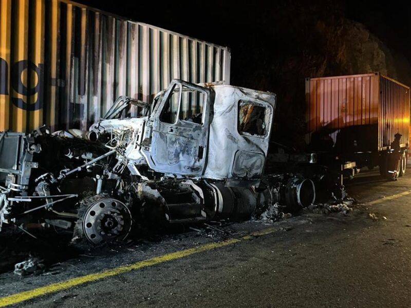 Tráiler incinerado tras choque contra remolque en la Siglo XXI