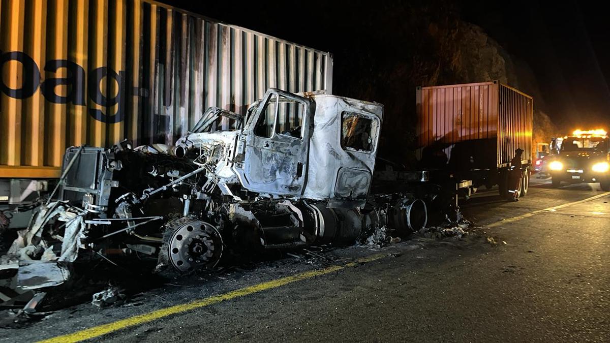 Tráiler se incendia tras chocar contra remolque de tractocamión en la Siglo XXI