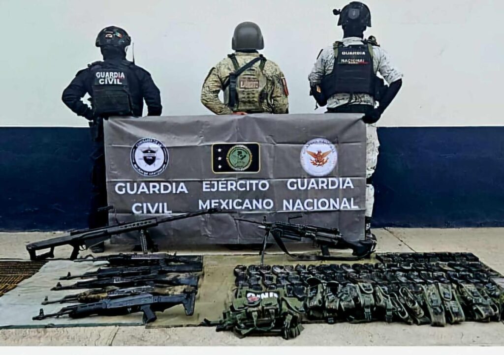 Tras enfrentamiento aseguran al CJNG arsenal y camioneta con reporte de robo, en Tierra Caliente