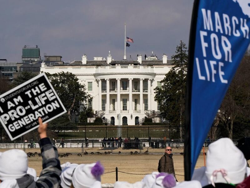 Trump corta fondos federales a promoción de aborto