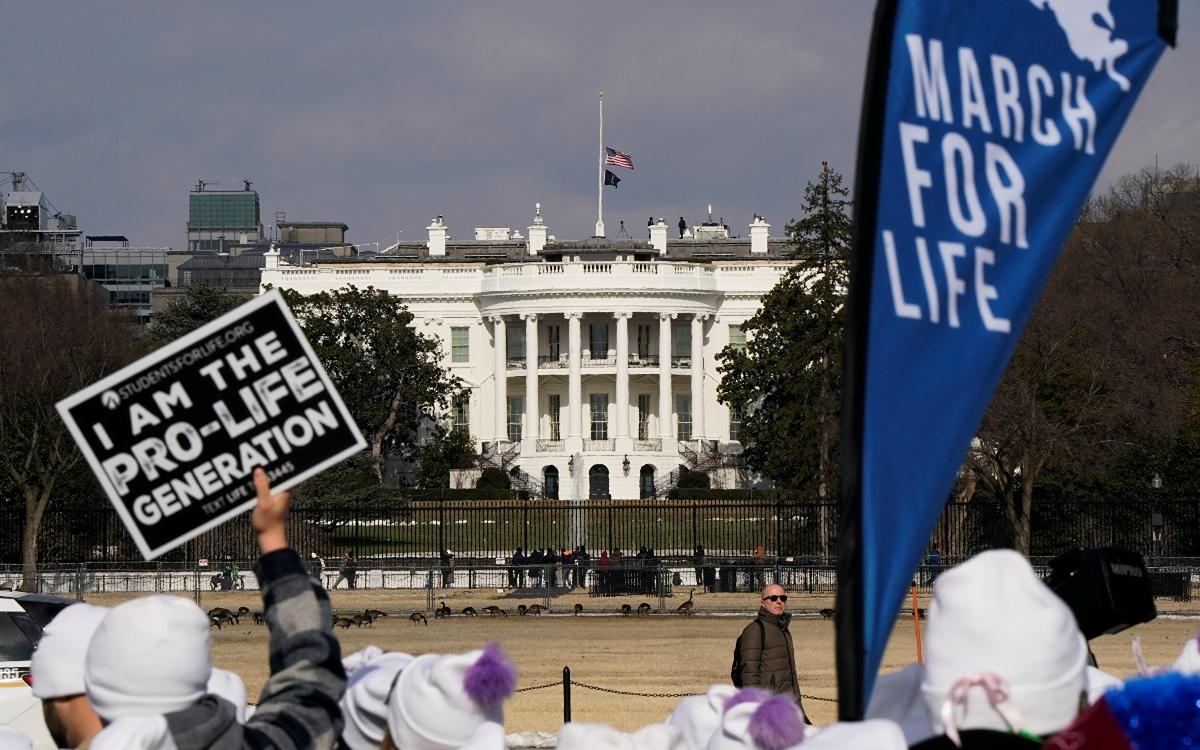 Trump corta fondos federales a promoción de aborto