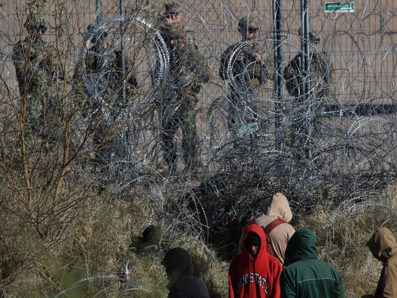 Trump ordena al Pentágono despliegue de tropas en la frontera: Medios EU