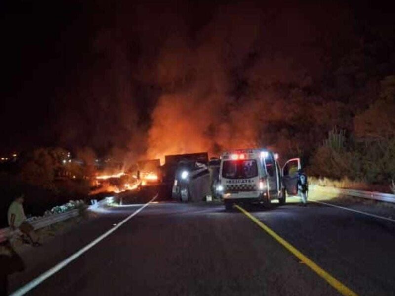 un fallecido tras choque e incendio de tres tractocamiones, en la autopista Siglo XXI