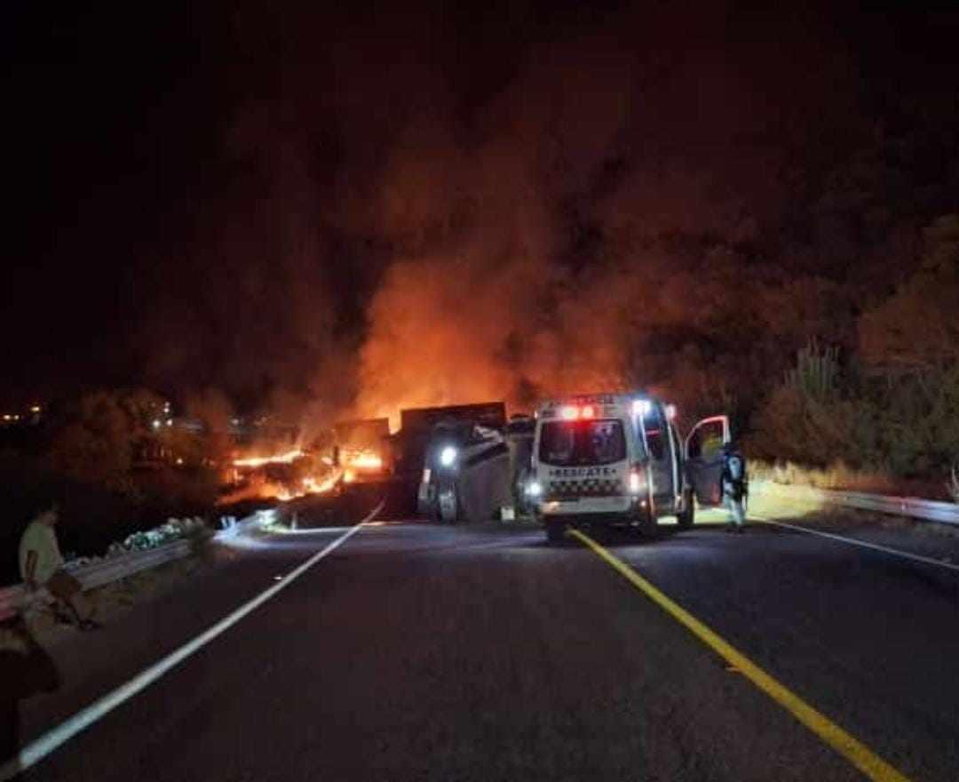 un fallecido tras choque e incendio de tres tractocamiones, en la autopista Siglo XXI