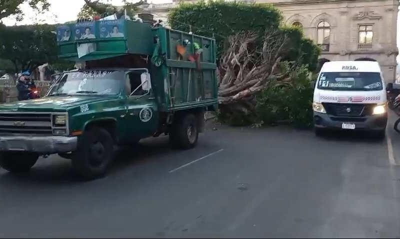 Vehículo recolector de basura choca en Plaza de Armas de Morelia