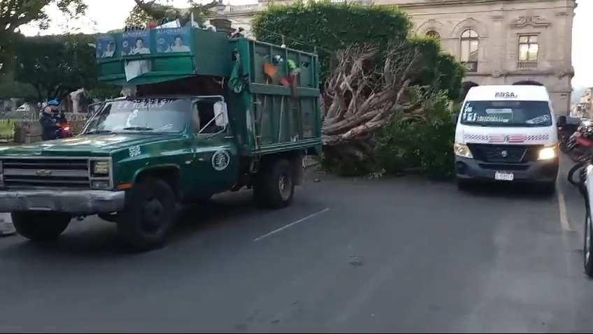 Vehículo recolector de basura choca en Plaza de Armas de Morelia