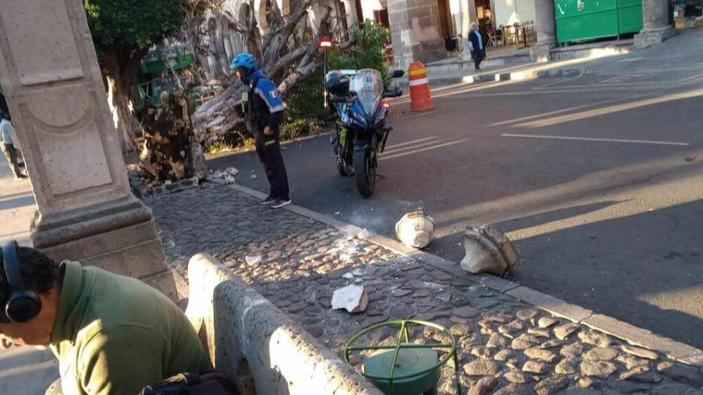 Vehículo recolector de basura sufre choque en Plaza de Armas de Morelia