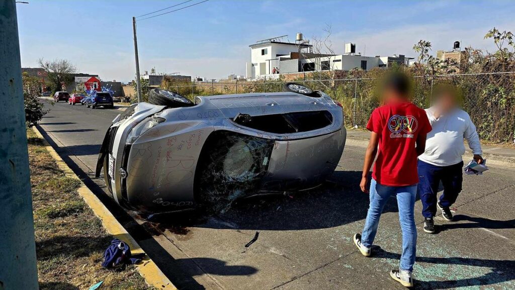 volcadura automóvil estudiantes Zamora heridos