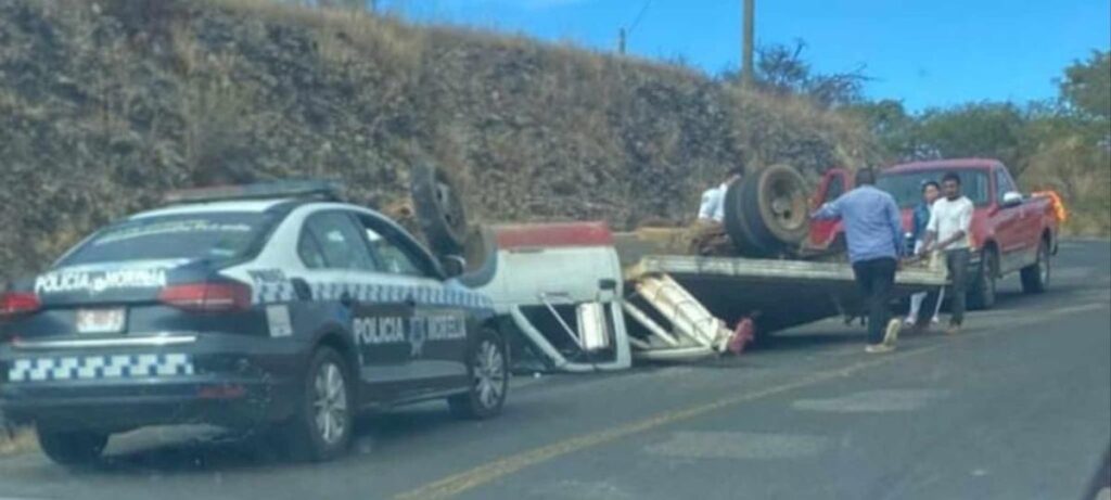 volcadura camioneta maderera Morelia Atécuaro 1