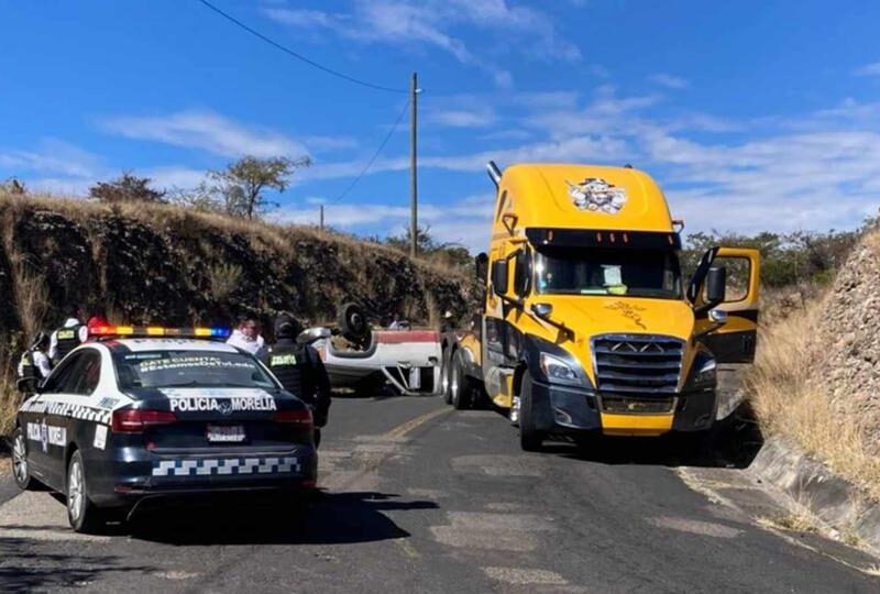 volcadura camioneta maderera Morelia Atécuaro