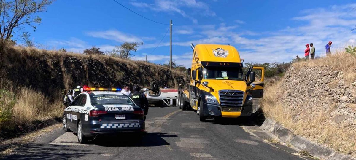 volcadura camioneta maderera Morelia Atécuaro