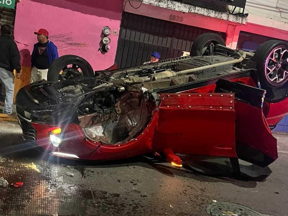 volcadura de camioneta en la Av. Periodismo en Morelia