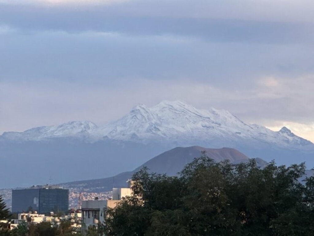 Volcanes Popocatépetl e Iztaccíhuatl enamoran a capitalinos con atardecer nevado-1