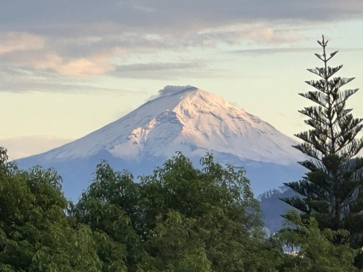 Volcanes Popocatépetl e Iztaccíhuatl enamoran a capitalinos con atardecer nevado