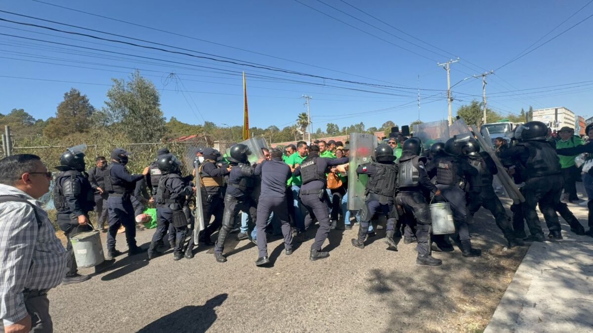 Diputados huyen de trabajadores del STASPE, y fuerzas de seguridad los golpean