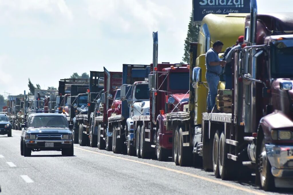 Cárteles con placa cobran de extorsión hasta 200 mil pesos a transportistas en carreteras de Michoacán