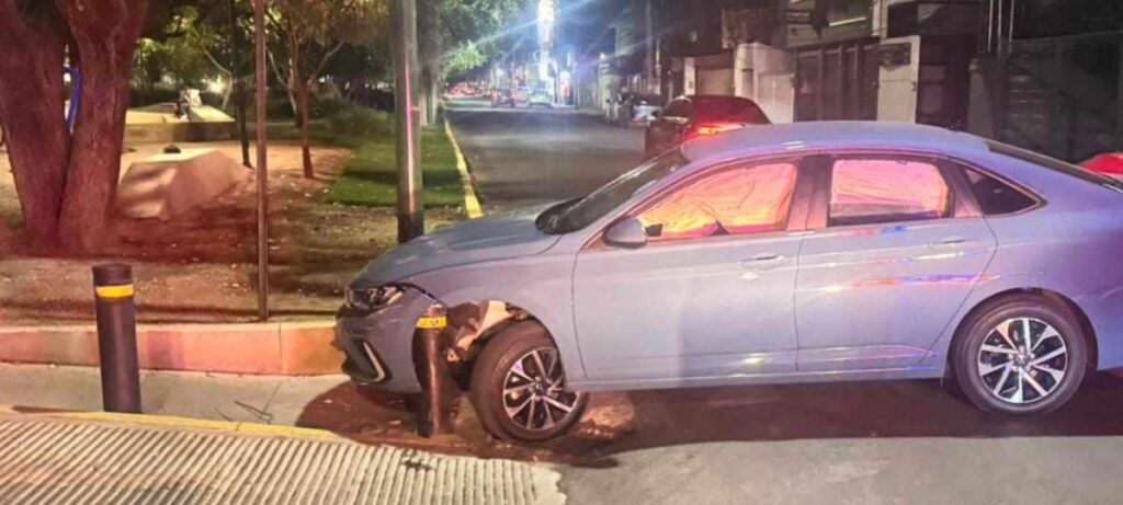 Abandonan automóvil de reciente modelo tras choque Blvd. García de León de Morelia