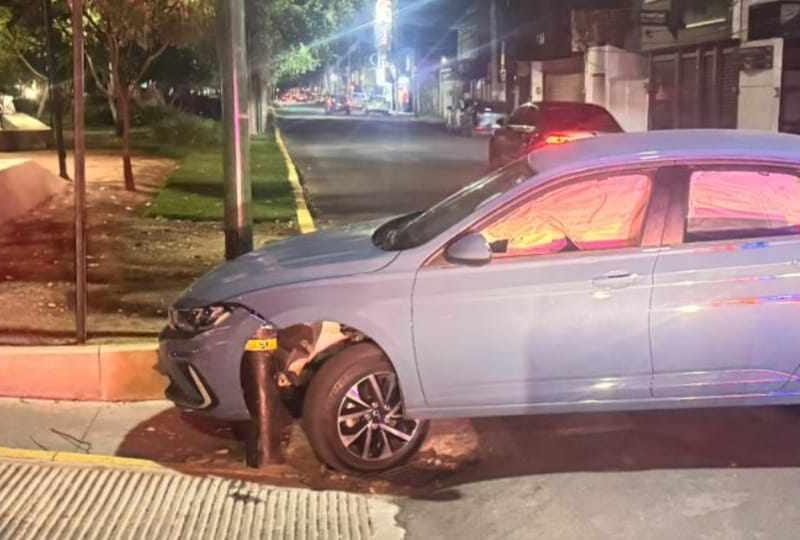 Abandonan automóvil de reciente modelo tras choque Blvd. García de León de Morelia